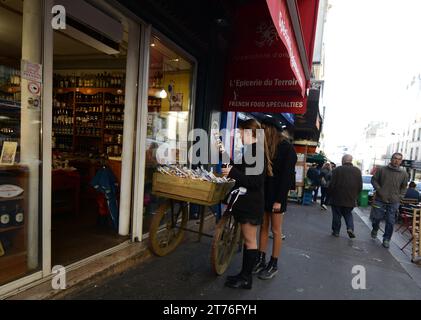 Lépicerie du Terroir Gourmetgeschäft an der Ecke Rue Véron und Rue Lepic in Montmartre, Paris, Frankreich. Stockfoto