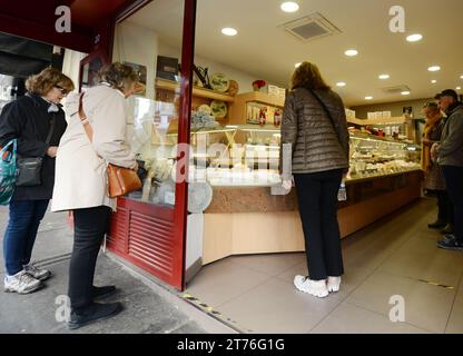 La Fromagerie Käsegeschäft in der Rue Lepic in Montmartre, Paris, Frankreich. Stockfoto