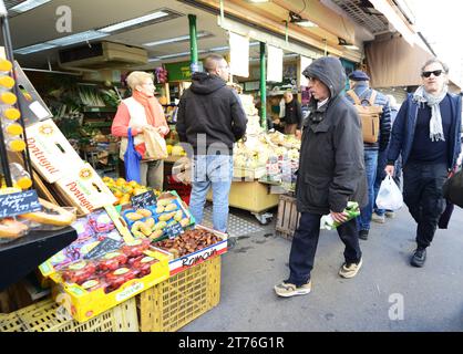 Ein Obst- und Gemüseladen in Montmartre, Paris, Frankreich. Stockfoto