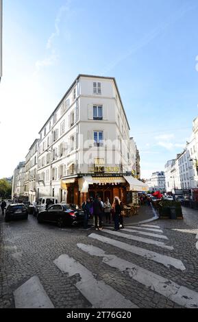 Lux Bar an der Ecke Rue Lepic und Rue Coustou in Montmartre, Paris, Frankreich. Stockfoto