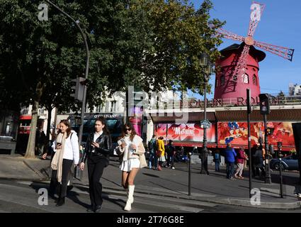 Der Club Moulin Rouge am Boulevard de Clichy in Paris, Frankreich. Stockfoto