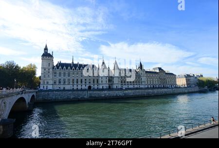 Blick auf die seine mit der Pont au Change und der Conciergerie - eine gotische Festung am Fluss. Paris, Frankreich. Stockfoto