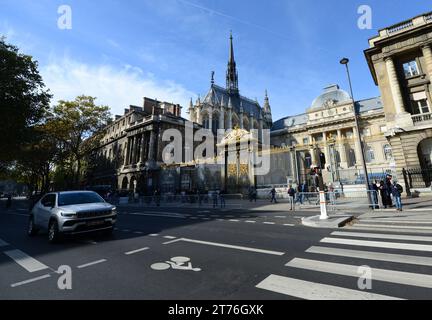 Das Palais de Justice de Paris (Stadtgericht) und die dahinter liegende Kirche Sainte-Chapelle. Boulevard du Palais, Paris, Frankreich. Stockfoto