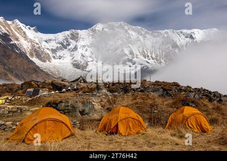 Annapurna South, Annapurna I und Baraha Shikhar Peak, Nepal. Stockfoto