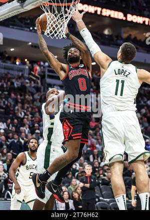 Milwaukee, USA. November 2023. Coby White (C) von Chicago Bulls dunks während des regulären NBA-Saisonspiels 2023-2024 zwischen Milwaukee Bucks und Chicago Bulls in Milwaukee, USA, am 13. November 2023. Quelle: Joel Lerner/Xinhua/Alamy Live News Stockfoto