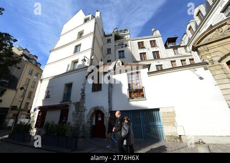 Wunderschöne alte Gebäude entlang der Rue Saint-Julien le Pauvre im Quartier Latin in Paris, Frankreich. Stockfoto