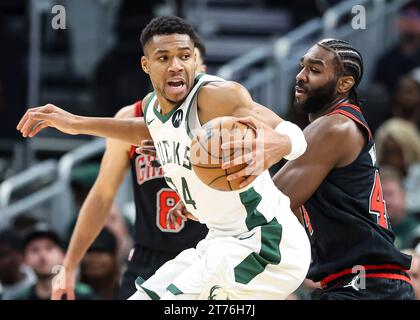 Milwaukee, USA. November 2023. Giannis Antetokounmpo (Front) von Milwaukee Bucks tritt am 13. November 2023-2024 im NBA-Spiel zwischen Milwaukee Bucks und Chicago Bulls in Milwaukee an 2023. Quelle: Joel Lerner/Xinhua/Alamy Live News Stockfoto