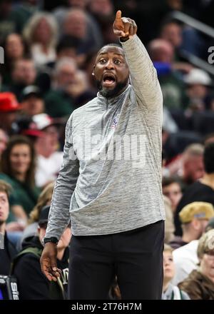 Milwaukee, USA. November 2023. Cheftrainer Adrian Griffith von Milwaukee Bucks ist beim regulären NBA-Saisonspiel 2023-2024 zwischen Milwaukee Bucks und Chicago Bulls in Milwaukee, USA, am 13. November 2023 geübt worden. Quelle: Joel Lerner/Xinhua/Alamy Live News Stockfoto