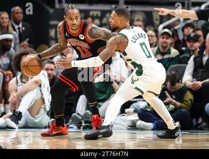 Milwaukee, USA. November 2023. DeMar DeRozan (L) von Chicago Bulls streitet mit Damian Lillard von Milwaukee Bucks während des regulären NBA-Saisonspiels 2023-2024 zwischen Milwaukee Bucks und Chicago Bulls am 13. November 2023 in Milwaukee, USA. Quelle: Joel Lerner/Xinhua/Alamy Live News Stockfoto