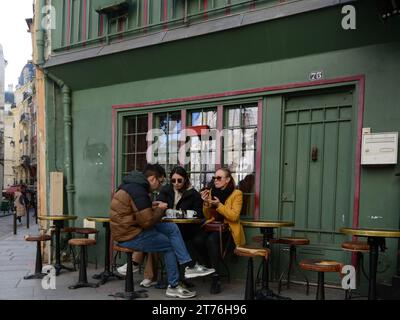 Wunderschöne alte Gebäude und kleine Cafés im Quartier Latin in Paris, Frankreich. Stockfoto