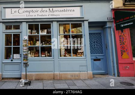 Supermarkt Le Comptoir des monastères in der Rue Galande, Paris, Frankreich. Stockfoto