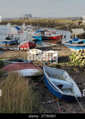 Angel- und Freizeitboote in Paddy's Hole auf der Südseite des Flusses Tees mit Blick über den Fluss zur Kernstation Hartlepool Poer Stockfoto