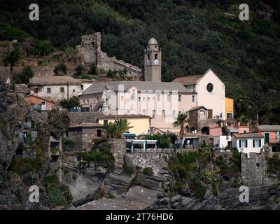 VERNAZZA, ITALIEN - 17. SEPTEMBER 2023: Außenansicht der Kirche San Francesco (Chiesa di San Francesco) im hübschen Dorf Cinque Terre Stockfoto