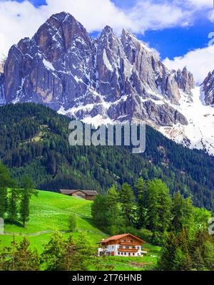 Atemberaubende Alpenlandschaft mit atemberaubenden Dolomiten Felsenbergen in den italienischen Alpen, Südtirol, Italien. Berühmtes und beliebtes Skigebiet Stockfoto