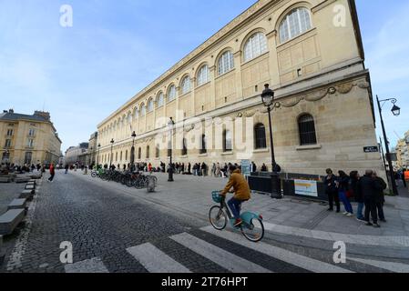 Studenten, die in der Schlange stehen, um in die Bibliothèque Sainte-Geneviève der Université Sorbonne Nouvelle in Paris zu gehen. Stockfoto
