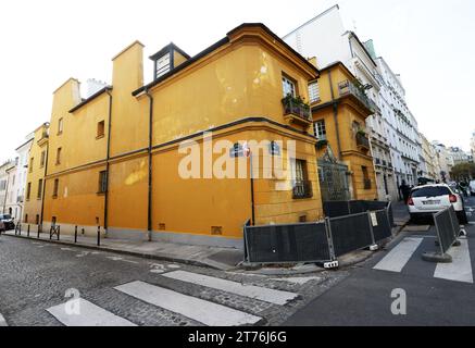 Ein farbenfrohes gelbes Gebäude an der Ecke Rue de L'Estrapade und Rue Laromiguière im Quartier Latin in Paris, Frankreich. Stockfoto