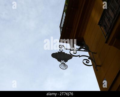 Ein farbenfrohes gelbes Gebäude an der Ecke Rue de L'Estrapade und Rue Laromiguière im Quartier Latin in Paris, Frankreich. Stockfoto