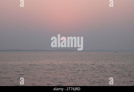 Sonnenuntergang in sundarban. sundarbans ist eine natürliche Region im Süden von Bangladesch und Teil des indischen Bundesstaates Westbengalen. Stockfoto