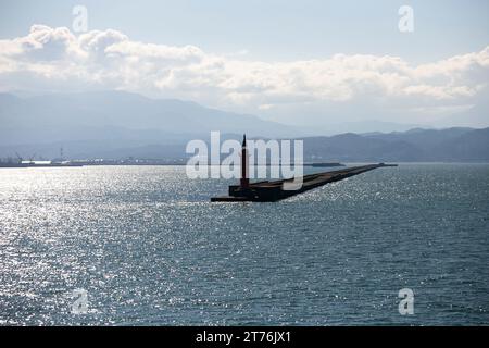 Roter Leuchtturm im Hafen von Niigata an der Nordküste Japans. Stockfoto