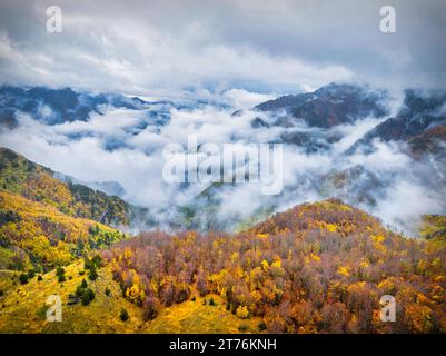 Herbstliche Landschaften des Thethi-Nationalparks, Albanien Stockfoto