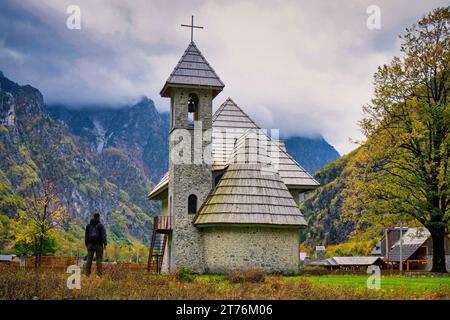 Herbstliche Landschaften des Thethi-Nationalparks, Albanien Stockfoto