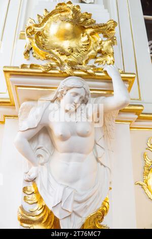 Sankt Petersburg, Russland - 03. August 2023: barockes Innenelement, Skulptur auf der Jordanttreppe im Winterpalast Stockfoto