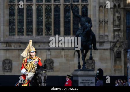 Mitglied der Household Kavallerie reitet an der Statue von Richerd I. in Westminster während der Eröffnung des Parlaments durch König Karl III. Als König. Stockfoto