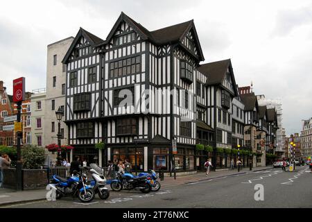 London, England - 27. Juni 2006: Menschen gehen auf der Straße vor dem Eingang des Kaufhauses „Liberty“. Der Ort wurde 1875 gegründet Stockfoto