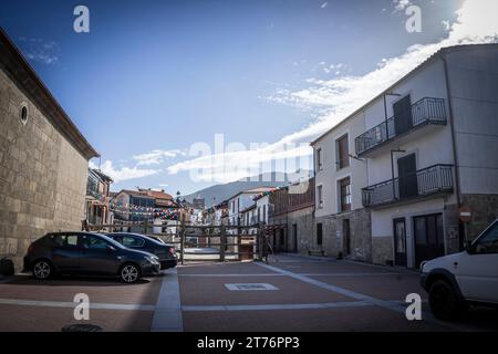Kleines Dorf auf der Spitze des Berges, wo seine mittelalterlichen Gassen aus Stein und eng sind. Hafen von bejar. Salamanca. Extremadura. Daten 6-9-23 Stockfoto