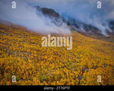 Herbstliche Landschaften des Thethi-Nationalparks, Albanien Stockfoto