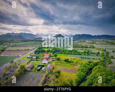 Herbstliche Landschaften des Thethi-Nationalparks, Albanien Stockfoto