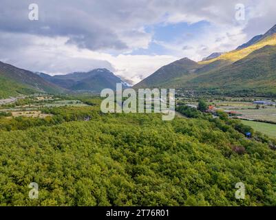 Herbstliche Landschaften des Thethi-Nationalparks, Albanien Stockfoto