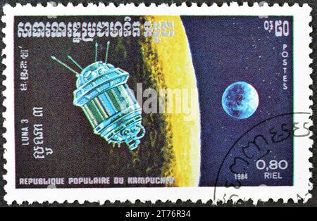 Von Kambodscha gedruckte Briefmarke, die Luna 3 zeigt, um 1984. Stockfoto