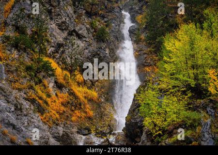 Herbstliche Landschaften des Thethi-Nationalparks, Albanien Stockfoto