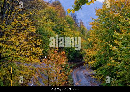 Herbstliche Landschaften des Thethi-Nationalparks, Albanien Stockfoto