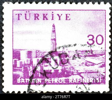 Gestempelte Briefmarke, gedruckt von der Türkei, die Petrol Refinery Batman zeigt, um 1959. Stockfoto