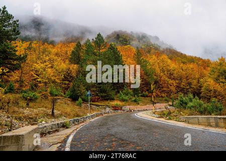 Herbstliche Landschaften des Thethi-Nationalparks, Albanien Stockfoto