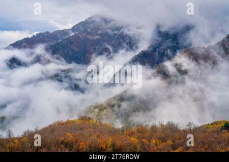 Herbstliche Landschaften des Thethi-Nationalparks, Albanien Stockfoto