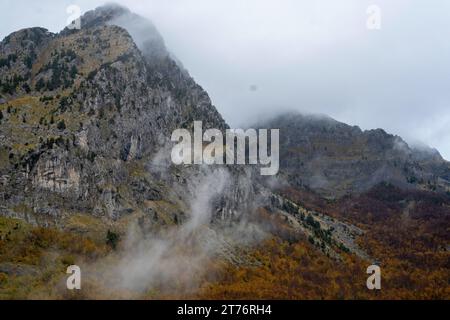 Herbstliche Landschaften des Thethi-Nationalparks, Albanien Stockfoto