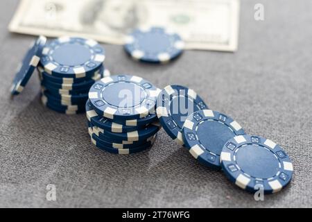 Dieses auffällige Bild von zwei Miniaturgeschäften, die Hand schütteln, könnte für die Börse, das Bankwesen, das Immobilienmanagement und das Vermögensmanagement verwendet werden. Die Stockfoto