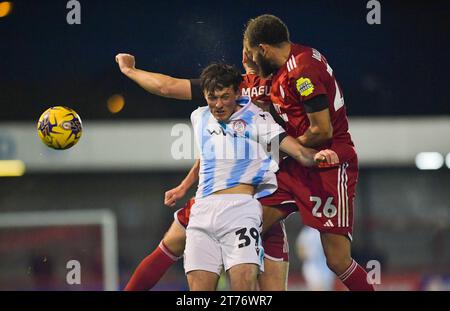 Josh Woods von Accrington Stanley kämpft um den Ball während des Spiels der Sky Bet EFL League 2 zwischen Crawley Town und Accrington Stanley im Broadfield Stadium, Crawley, UK - 11. November 2023 Foto Simon Dack / Teleobjektive nur redaktionelle Verwendung. Kein Merchandising. Für Football Images gelten Einschränkungen für FA und Premier League, inc. Keine Internet-/Mobilnutzung ohne FAPL-Lizenz. Weitere Informationen erhalten Sie bei Football Dataco Stockfoto