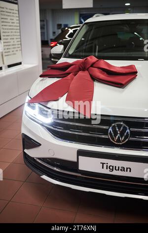 Vinnitsa, Ukraine - 18. Februar 2021. Volkswagen Tiguan mit rotem Bug - Fahrzeugpräsentation im Showroom Stockfoto