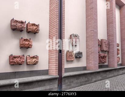 Architektonische Details einschließlich einiger historischer Fragmente, die in Frankfurt am Main, einer Stadt in Hessen, zu sehen sind Stockfoto
