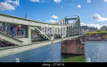 Eindruck von Frankfurt am Main, einer Stadt in Hessen. Sie zeigt eine eiserne Brücke namens Eiserner Steg in sonnigem Ambiente Stockfoto