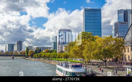 Ufereindruck von Frankfurt am Main, einer Stadt in Hessen zur Herbstzeit Stockfoto