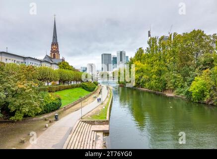 Ufereindruck von Frankfurt am Main, einer Stadt in Hessen Stockfoto