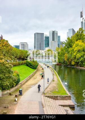 Ufereindruck von Frankfurt am Main, einer Stadt in Hessen Stockfoto