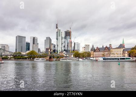 Ufereindruck von Frankfurt am Main, einer Stadt in Hessen Stockfoto