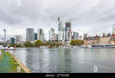 Ufereindruck von Frankfurt am Main, einer Stadt in Hessen Stockfoto