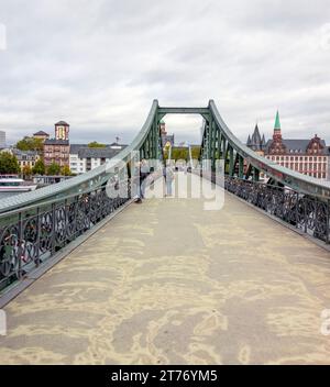 Eindruck an einer historischen Eisernen Fußbrücke namens Eiserner Steg in Frankfurt am Main, einer Stadt in Hessen Stockfoto